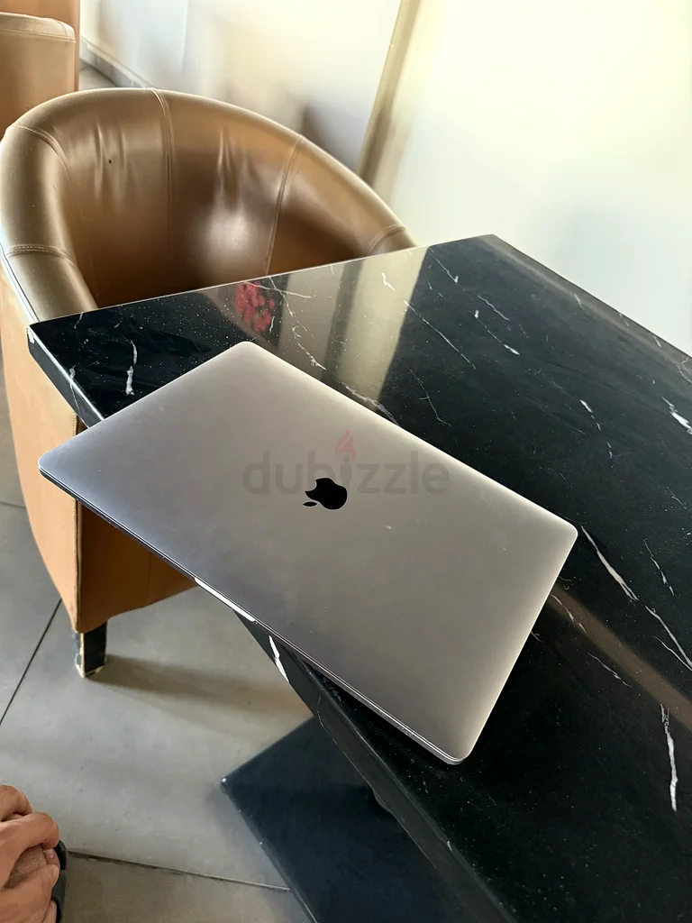 Sleek MacBook: Perfect for Work and Play!632566037273621128