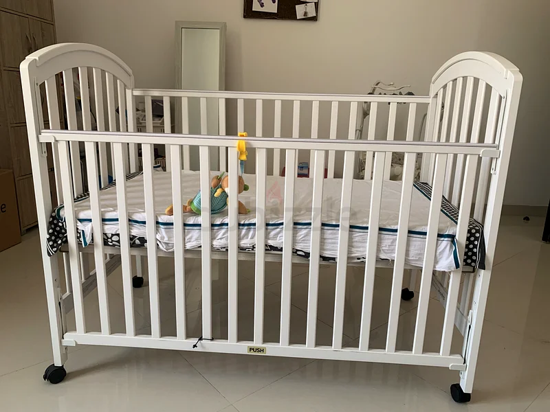 Almost new Stylish Juniors Capri Wooden Crib for Your Baby63206878108035112
