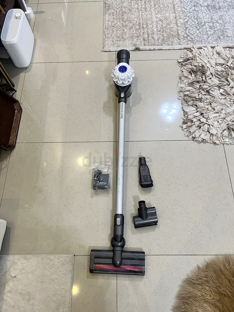 دايسون V6 مع إكسسواراتها بحالة ممتازة632539721408031122