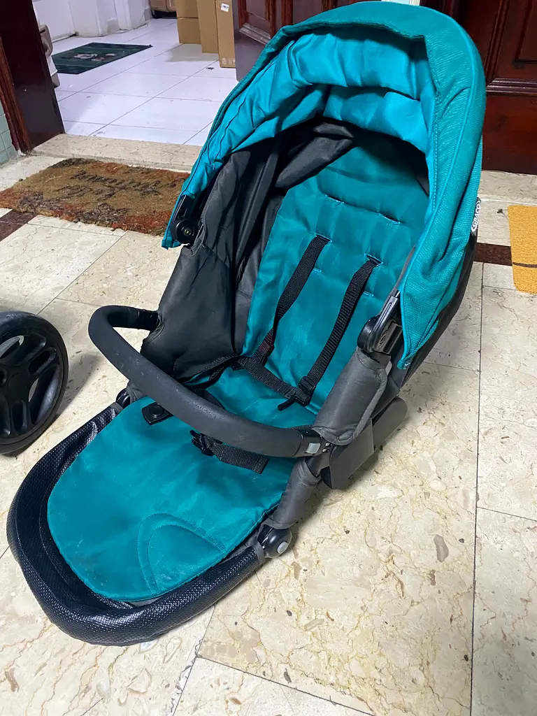 عربة أطفال أنيقة وعملية للبيع!