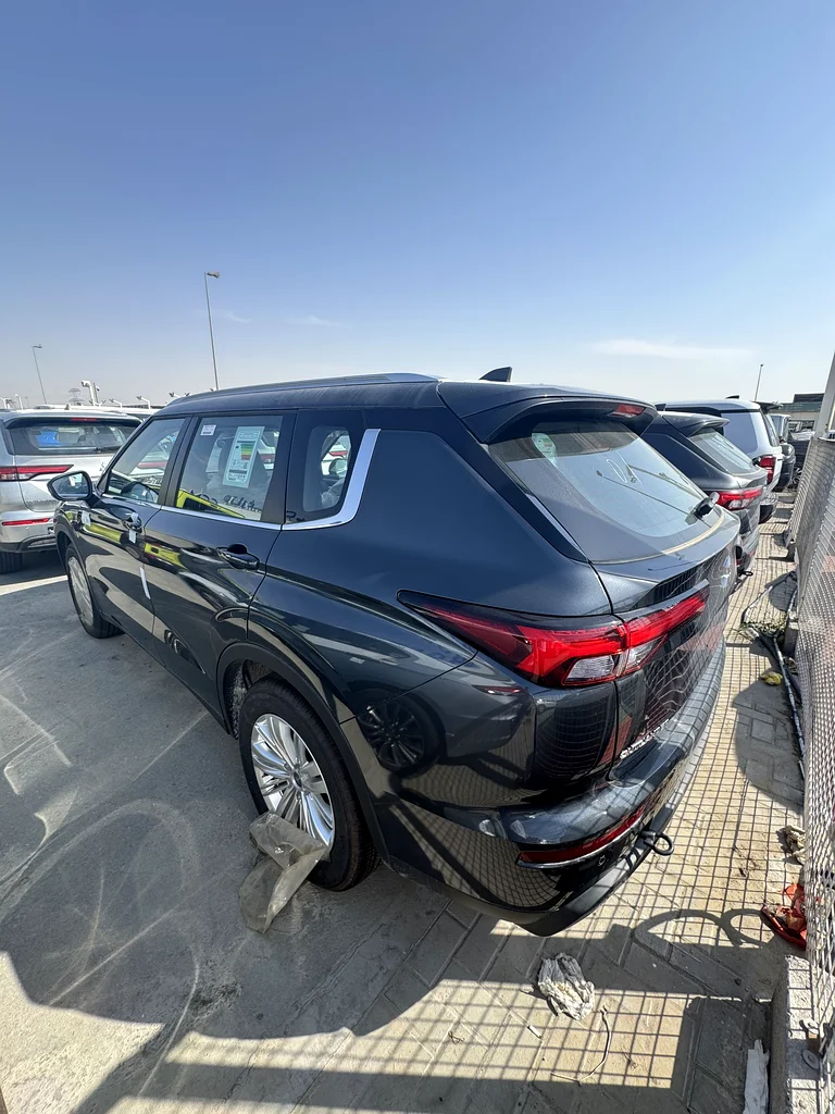 Mitsubishi OUTLANDER 5P-M-LINE 2.5L SUV FWD MY2563223816762625112