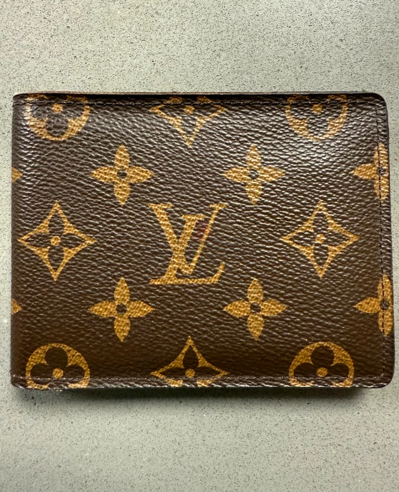 Authentic Louis Vuitton Mens Wallet - Timeless Elegance!62935675671041119