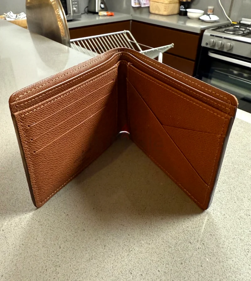 Authentic Louis Vuitton Mens Wallet - Timeless Elegance!62935675671041112