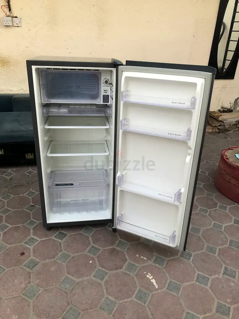 ثلاجة متوسطة الحجم