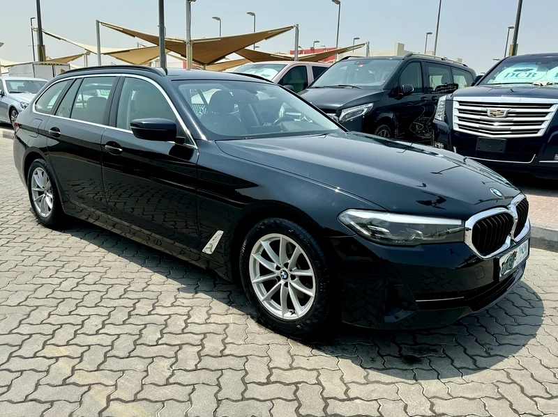 BMW 520i 2023 HATCHBACK GCC full option 4 Cylinder Patrol 2 key very good condition full service his63142584363394112