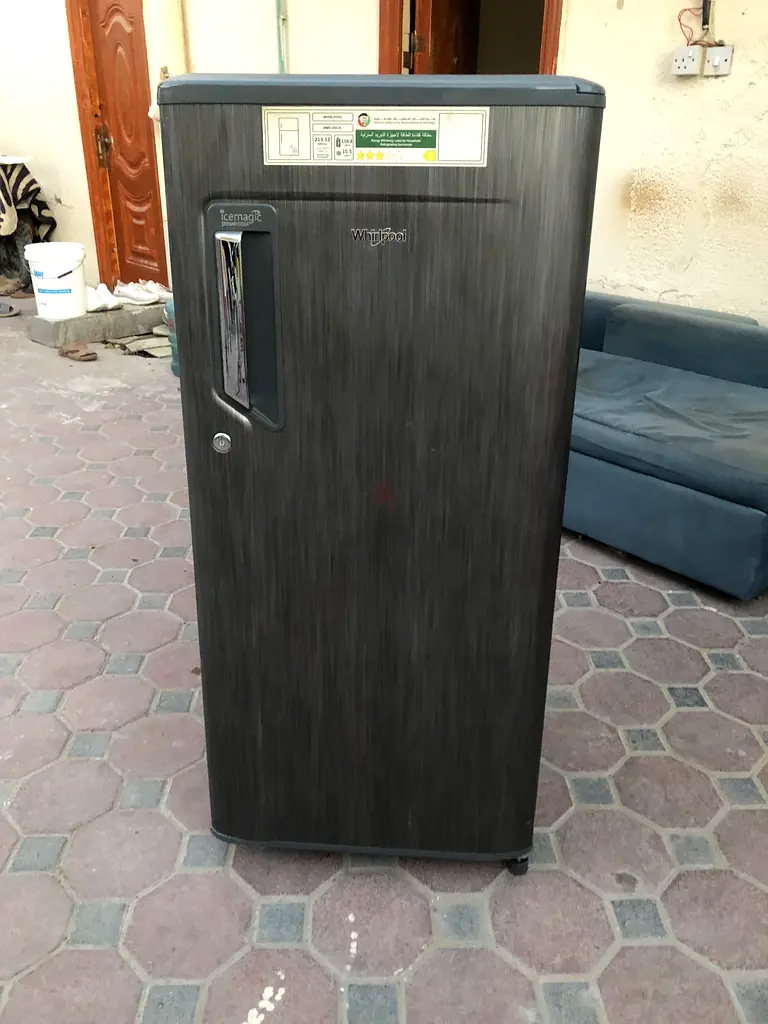 Medium size fridge63251350839682111