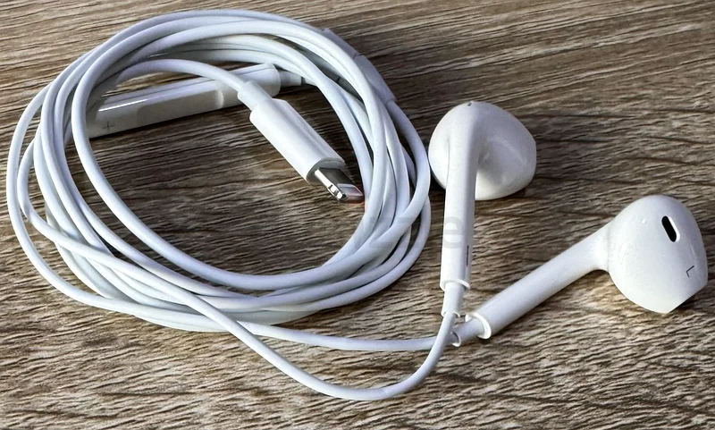 سماعات iPhone EarPods (موصل Lightning)63190117374210113