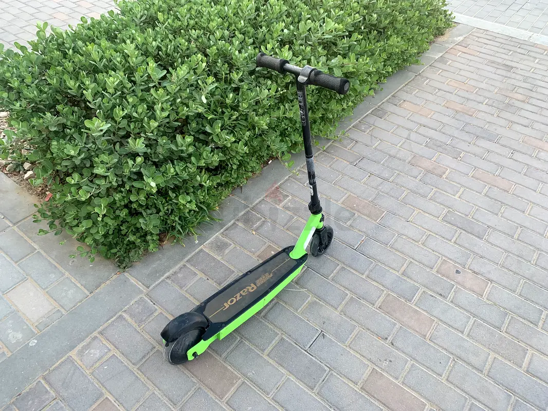 Cool Razor Kick Scooter - Perfect for Outdoor Fun! | دوبيزل