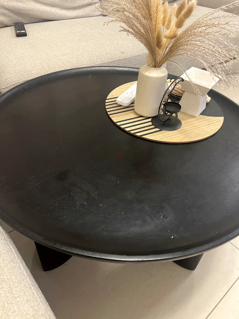 طاولة قهوة عصرية أنيقة باللون الأسود بتصميم فريد63216834670209111
