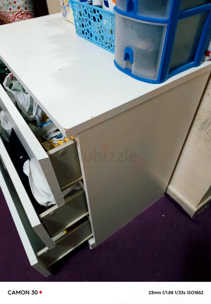 White dressing table with drawers and mirror63220831167362113
