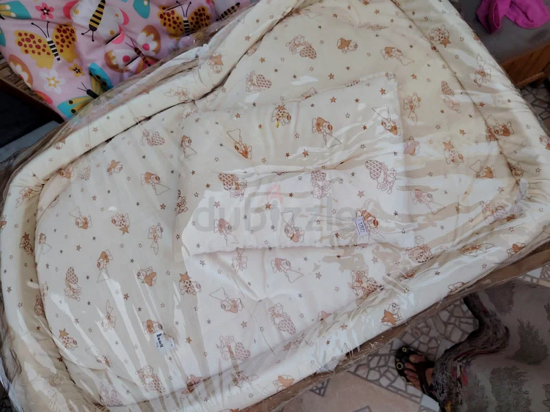 سرير أطفال مع شبكة للبعوض63204863535234112