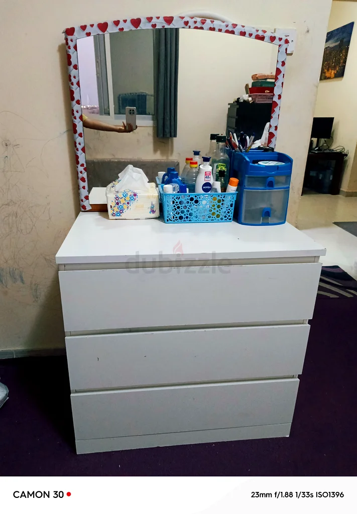 طاولة تجميل بيضاء مع أدراج ومرآة63220831167362114
