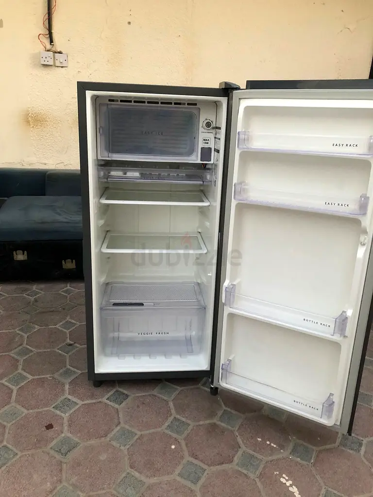 ثلاجة متوسطة الحجم
