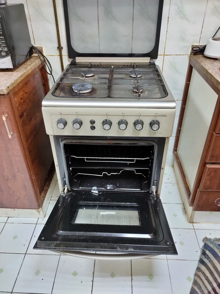 Efficient 4-Burner Gas Cooker with Oven - Perfect for Your Kitchen!63168524613251111