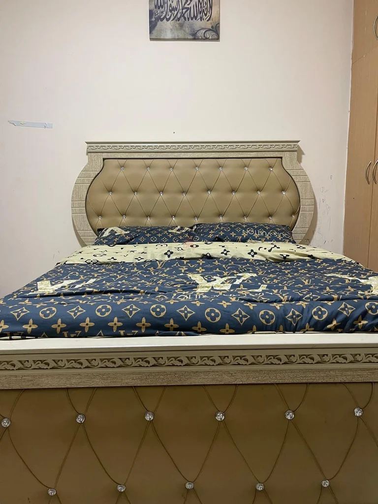 سرير ملكي مبطن فاخر وخزانة ملابس ذات مرآة62863819063298113