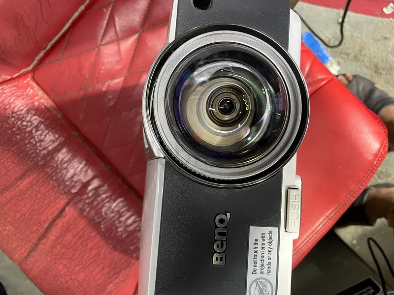جهاز عرض جهاز عرض أصلي جدًا وخفيف الوزن من بنك، طراز Benq Mw824st مع جهاز مشاركة الشاشة جيد جدًا632623819532821121