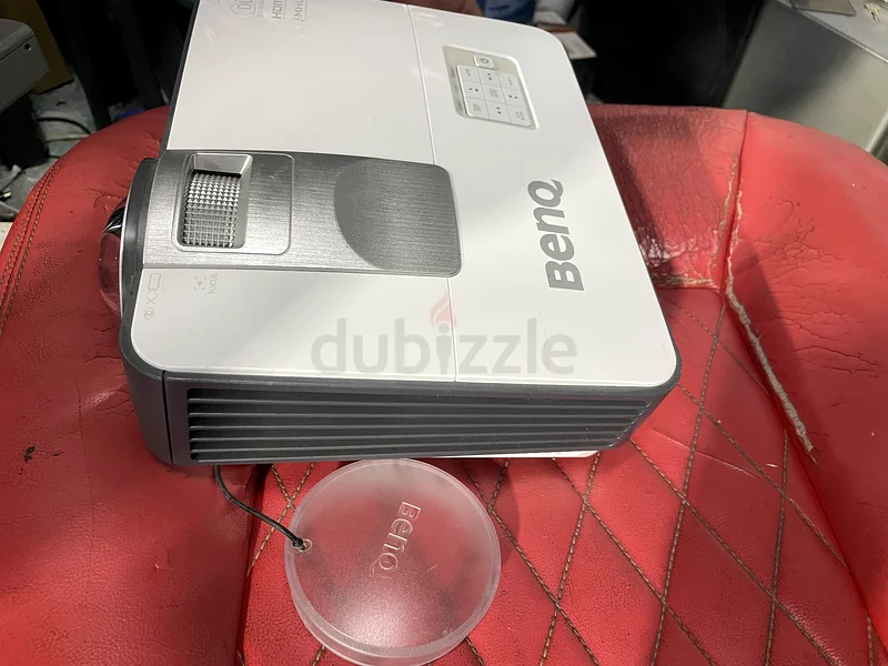 جهاز عرض جهاز عرض أصلي جدًا وخفيف الوزن من بنك، طراز Benq Mw824st مع جهاز مشاركة الشاشة جيد جدًا63262381953282113