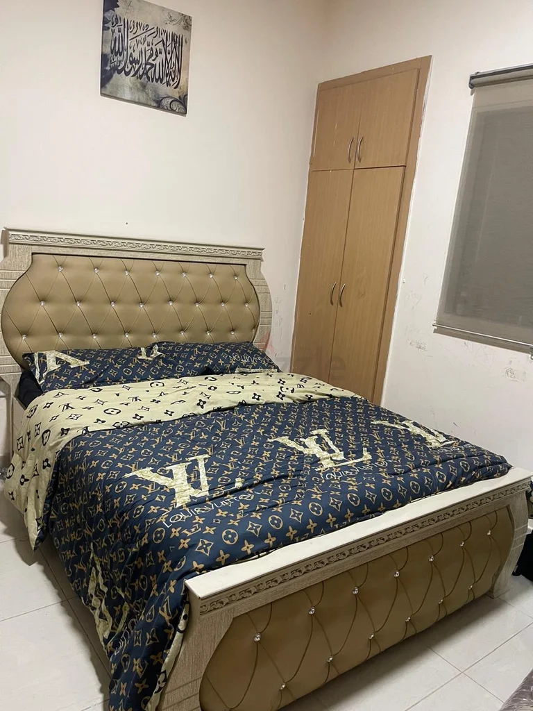 سرير ملكي مبطن فاخر وخزانة ملابس ذات مرآة62863819063298111