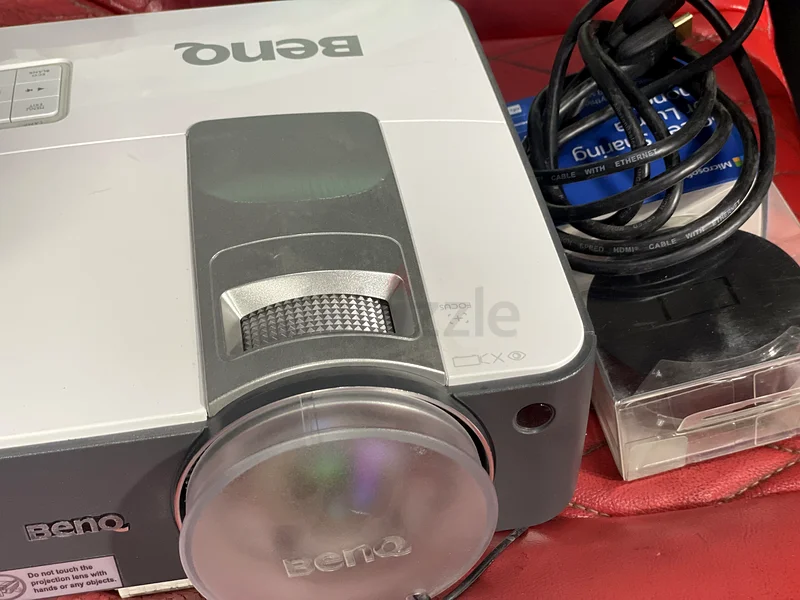 جهاز عرض جهاز عرض أصلي جدًا وخفيف الوزن من بنك، طراز Benq Mw824st مع جهاز مشاركة الشاشة جيد جدًا63262381953282111