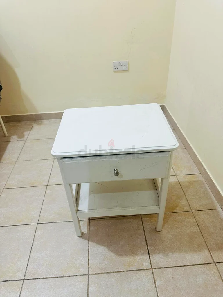 Stylish White Nightstand with Drawer632203289374741119