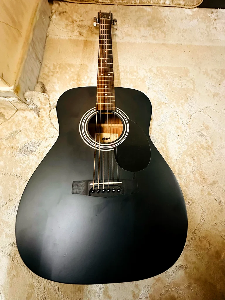 Classic Black Acoustic Guitar - Perfect for Any Musician!632307092944671113