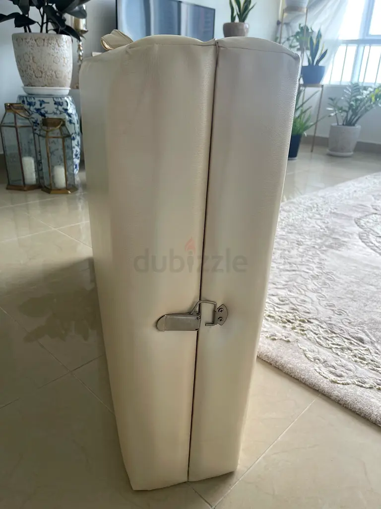 Portable bed for salons