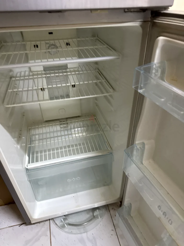 Medium-sized LG refrigerator63253484950402112