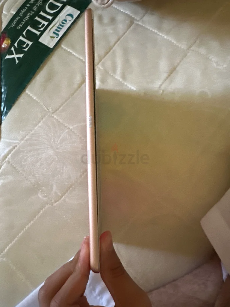 iPad gen 7 + screen protector in it ( read description)63216357157505111