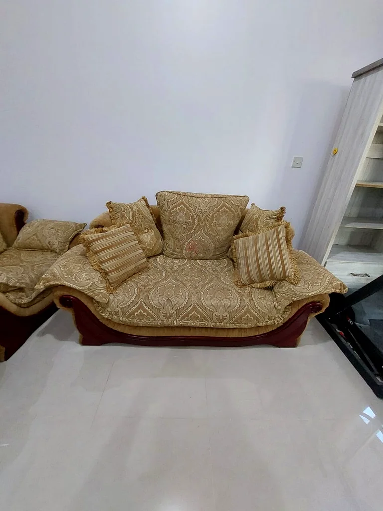 طقم أريكة مع طاولة – بسعر معقول وبحالة جيدة63265604331650111
