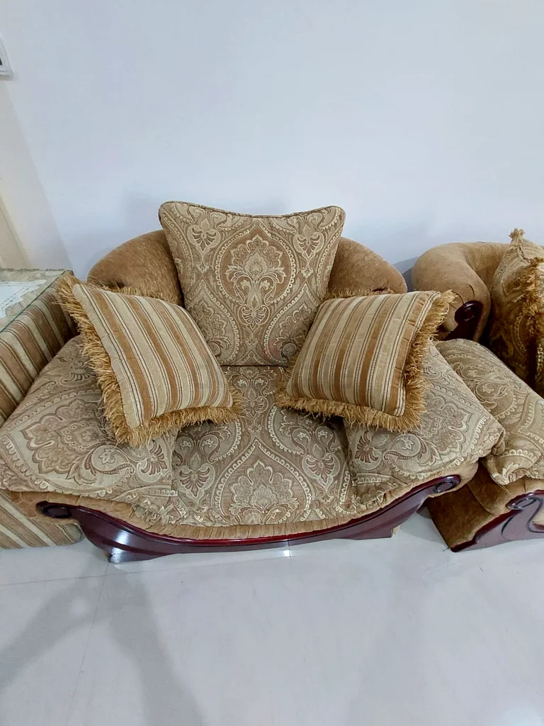 طقم أريكة مع طاولة – بسعر معقول وبحالة جيدة63265604331650114