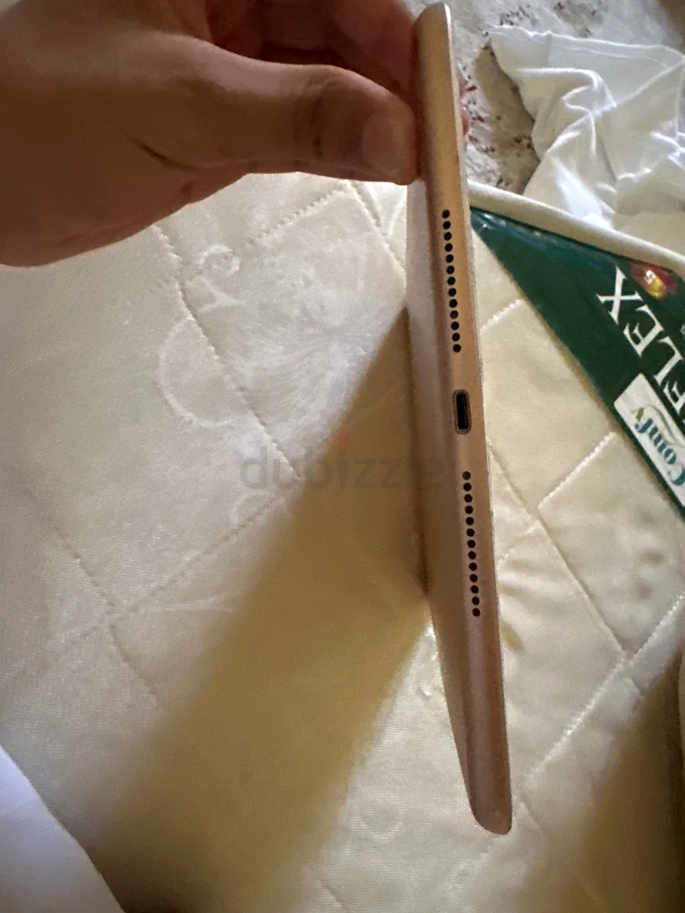 iPad gen 7 + screen protector in it ( read description)63216357157505113
