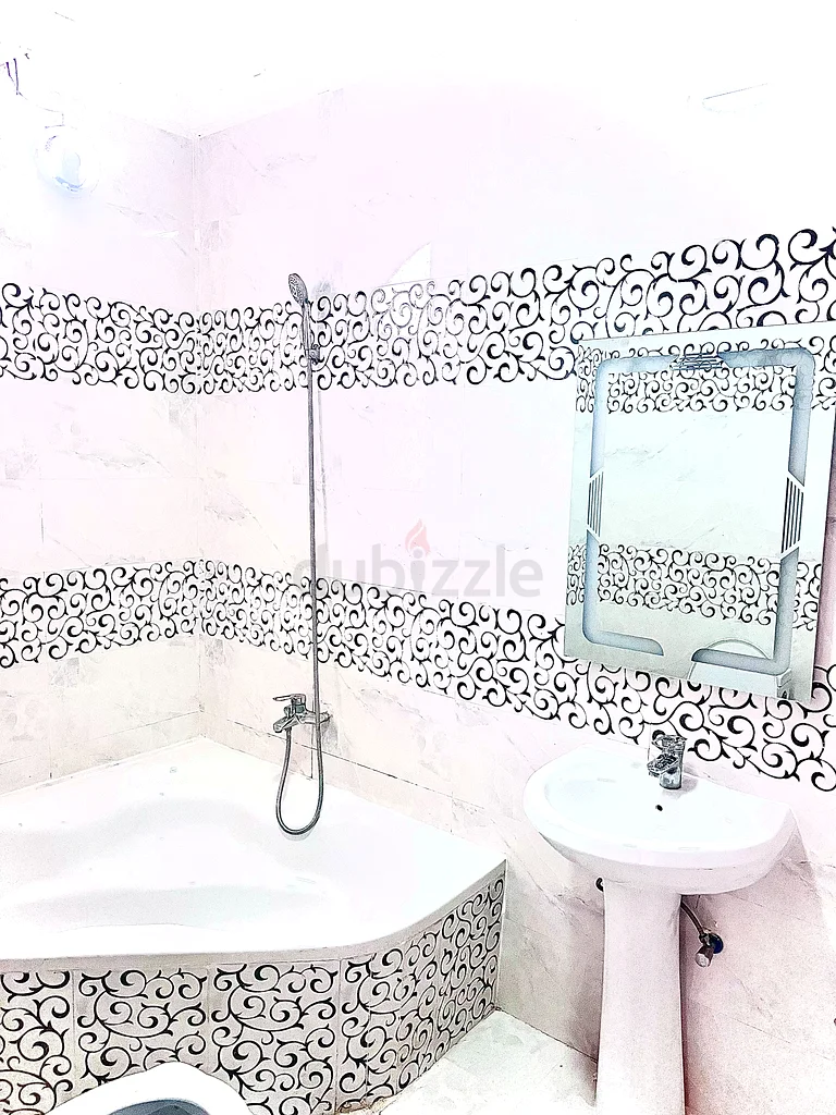 شقة فاخرة جديدة كليًا وواسعة متوفرة في الشعيبة 12 مقابل المدرسة النموذجية63143497785345113