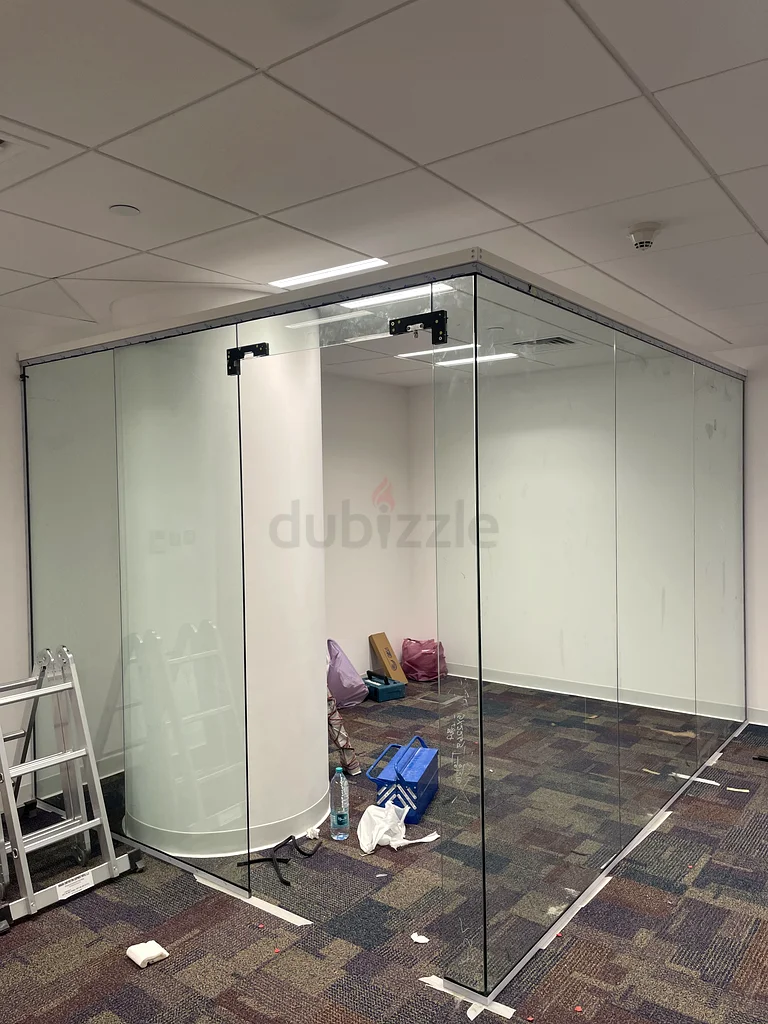 Glass partition629316891351071122