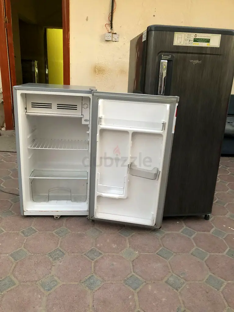 ثلاجة متوسطة الحجم