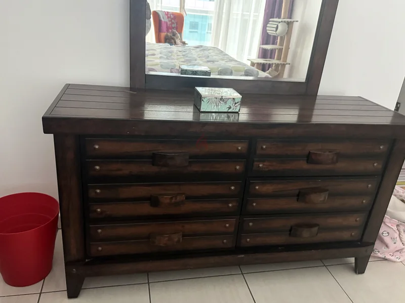 طاولة تجميل خشبية داكنة63178907751297111