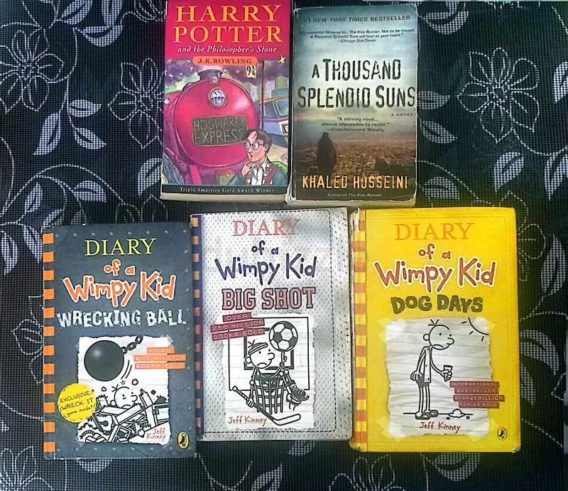 كتب للبيع بسعر 10 دراهم لكل كتاب63227809648642110