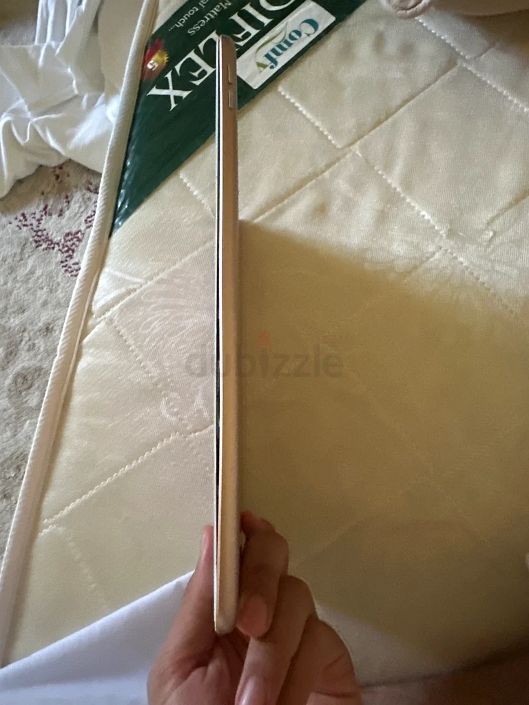 iPad gen 7 + screen protector in it ( read description)63216357157505112