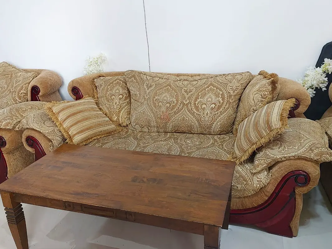 طقم أريكة مع طاولة – بسعر معقول وبحالة جيدة63265604331650115