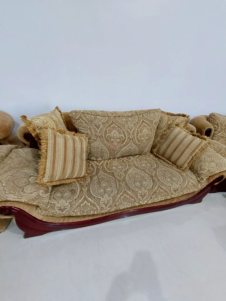 طقم أريكة مع طاولة – بسعر معقول وبحالة جيدة63265604331650113