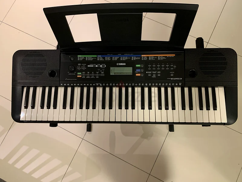 ياماها PSR-E253 لوحة مفاتيح محمولة بـ 61 مفتاحًا، بحالة ممتازة63207396061827112