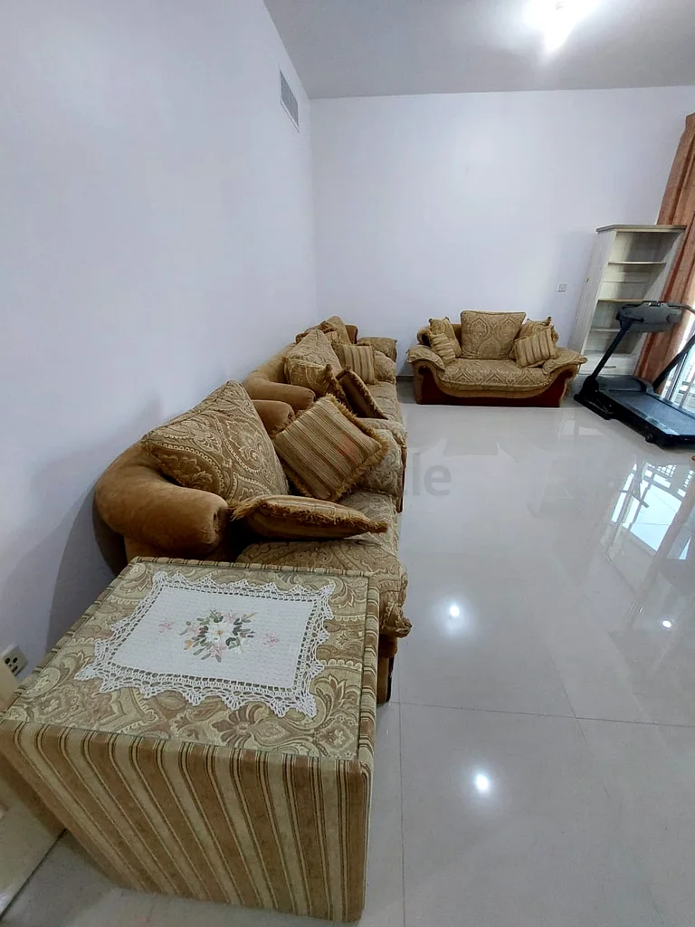 طقم أريكة مع طاولة – بسعر معقول وبحالة جيدة63265604331650112