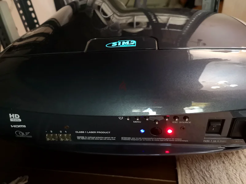  projector Sim2 C3X يحتاج إلى إصلاح63263519404803113
