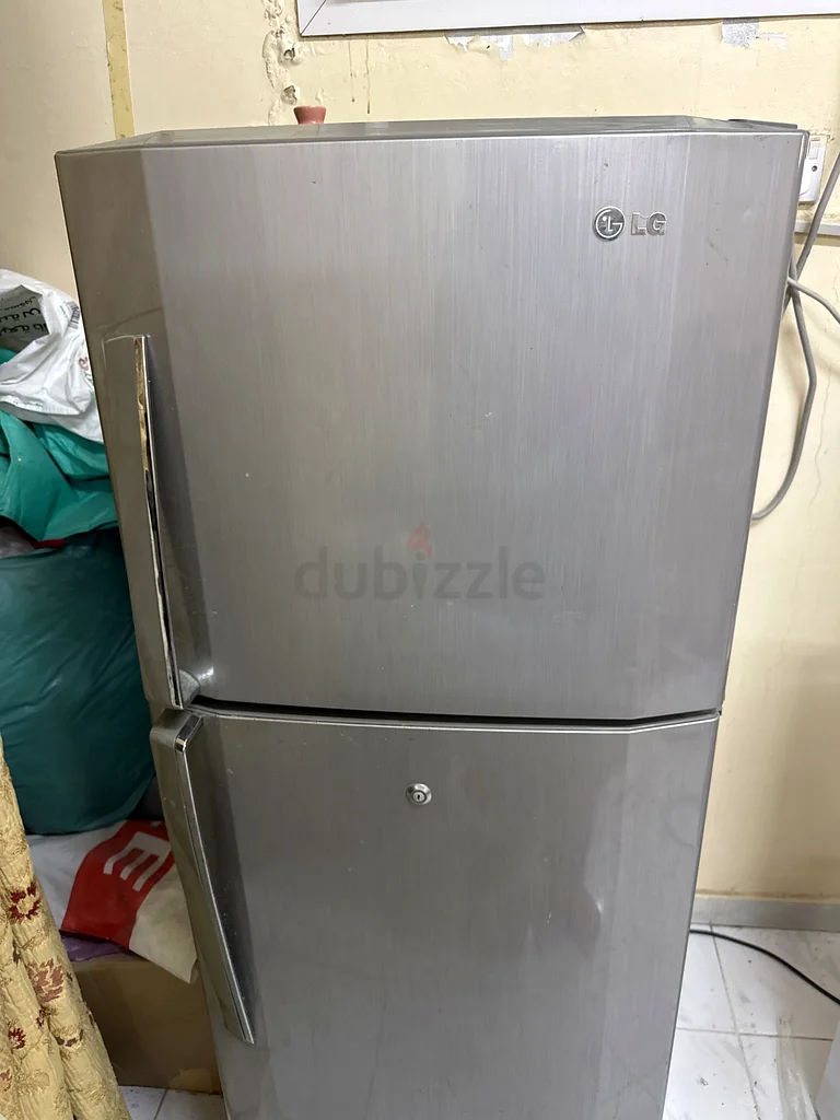 Medium-sized LG refrigerator632534849504021115