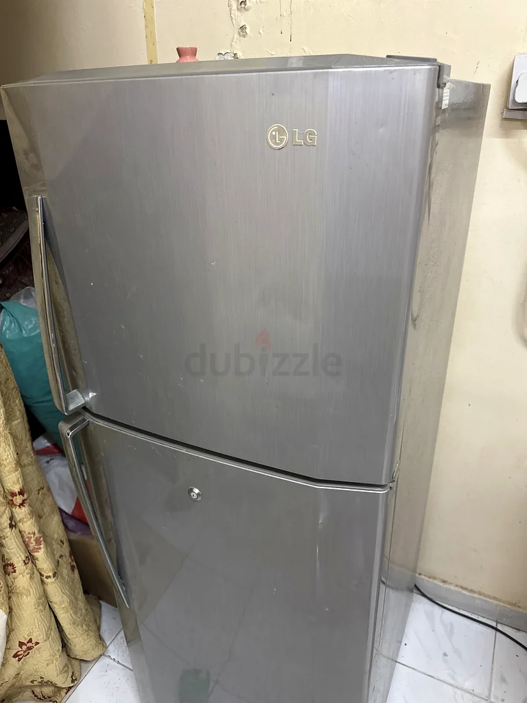 Medium-sized LG refrigerator63253484950402113