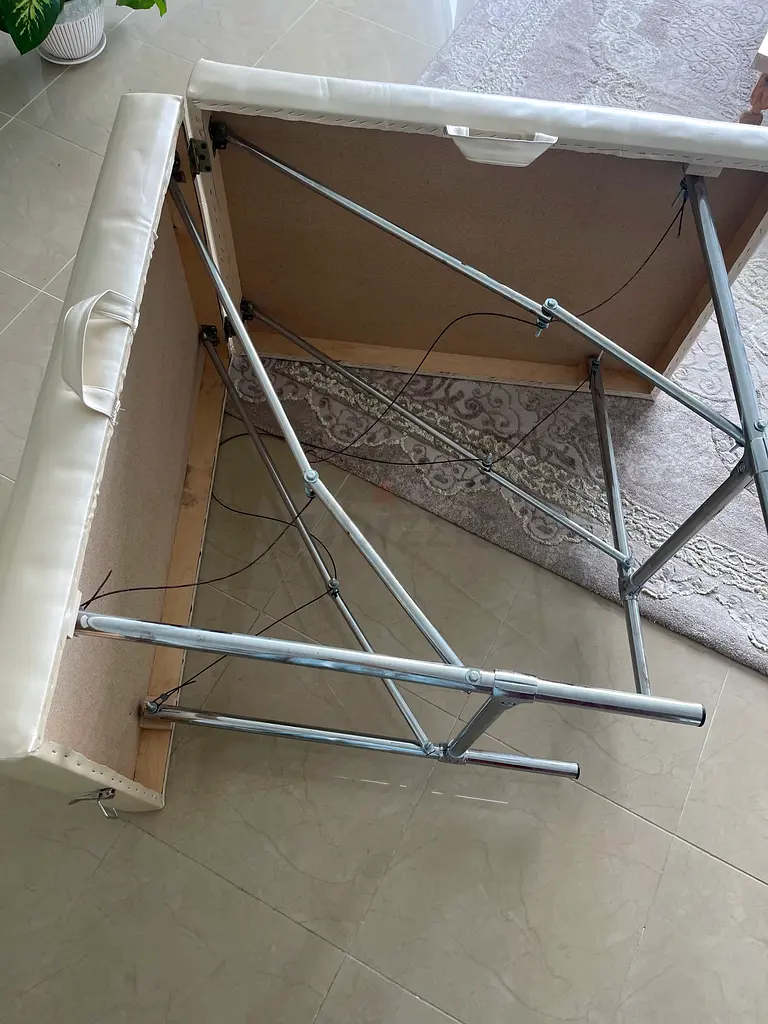 Portable bed for salons63258660867714112