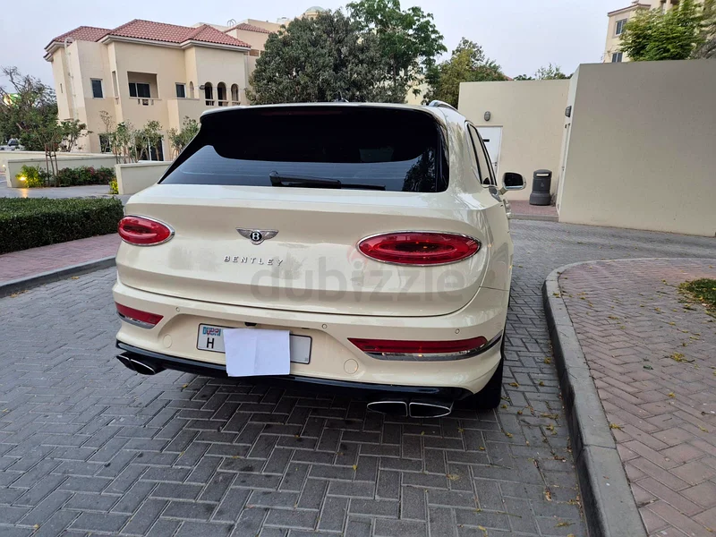 سيارة فاخرة ممتعة بنتلي بنتايجا V863134991354753114