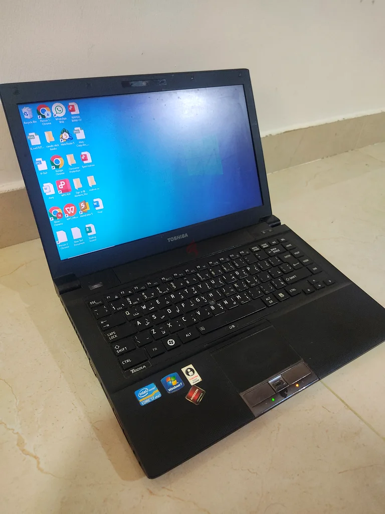 Sleek Toshiba Laptop for Sale - Great Condition!632581475226911126