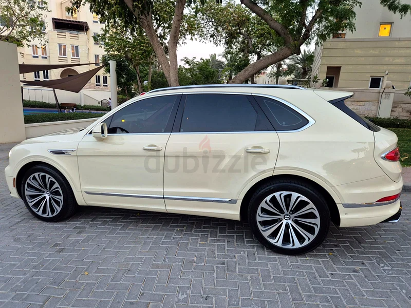 سيارة فاخرة ممتعة بنتلي بنتايجا V863134991354753112