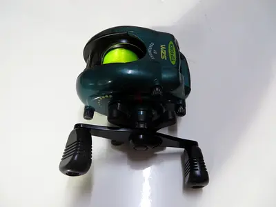 Baitcasting fishing reel - like new