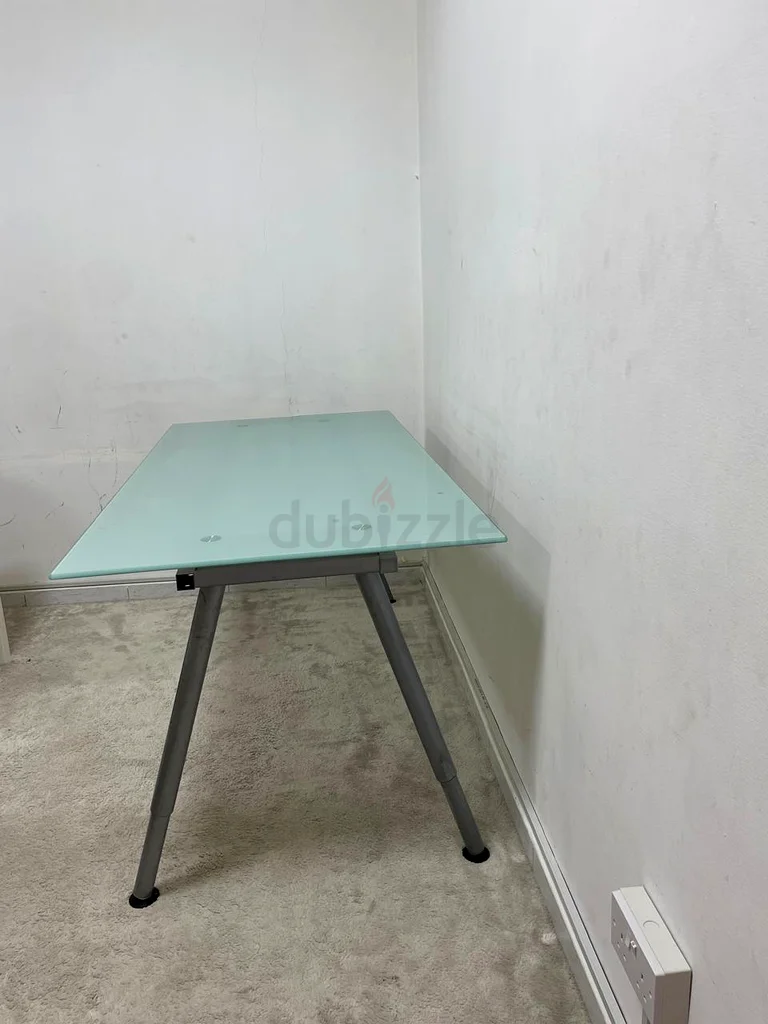 Sleek and Modern Glass Top Desk - Perfect for Any Workspace!63219342629889111
